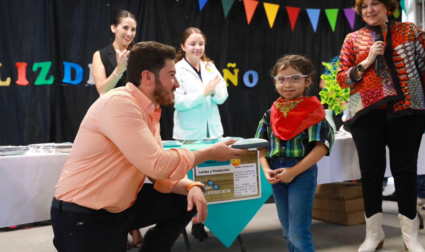 Reciben alumnos lentes del programa «Ver Bien para Aprender Mejor”