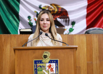 Proponen limitar uso de celular en aulas