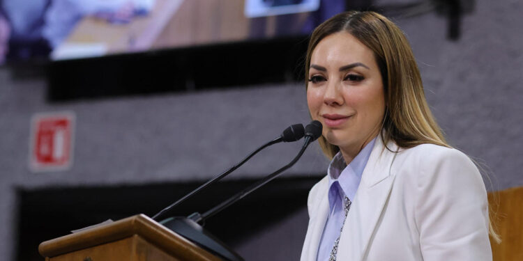 Aprueban iluminar el Congreso de color morado por el día internacional de la mujer