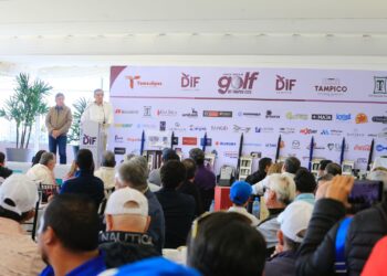 Premia gobernador Américo Villarreal a ganadores de Torneo de Golf DIF Tampico 2025
