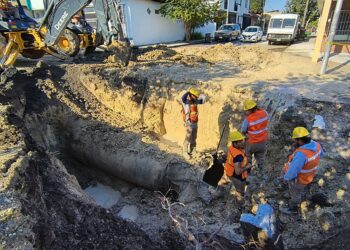 Trabaja AyD en reparación de fuga en tubería de 48 pulgadas