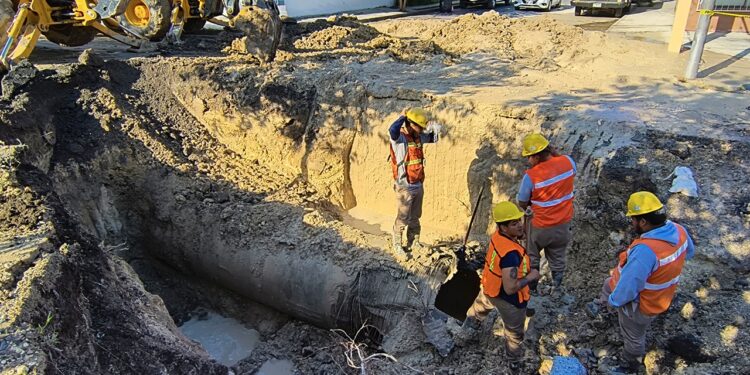 Trabaja AyD en reparación de fuga en tubería de 48 pulgadas