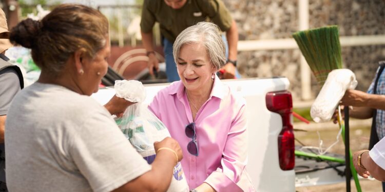 Atiende María de Villarreal a los sectores afectados por lluvias e inundaciones en Reynosa