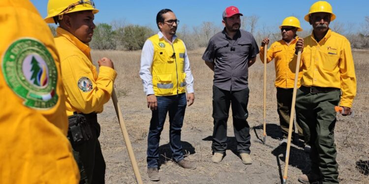 Colaboran brigadistas de SEDUMA en combate a incendio en González