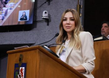 Piden liquidar adeudos a maestros