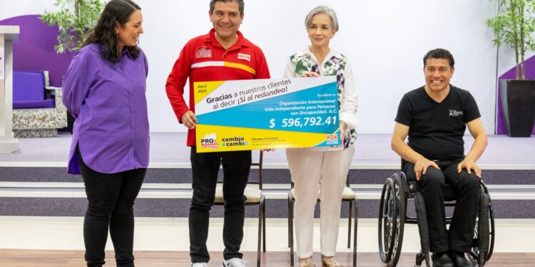 Atestigua María de Villarreal entrega de donativo de la campaña de redondeo de Oxxo en Tamaulipas