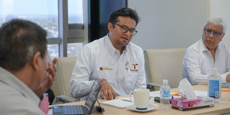 Dialoga secretario de Desarrollo Energético de Tamaulipas con ejidatarios de Llera