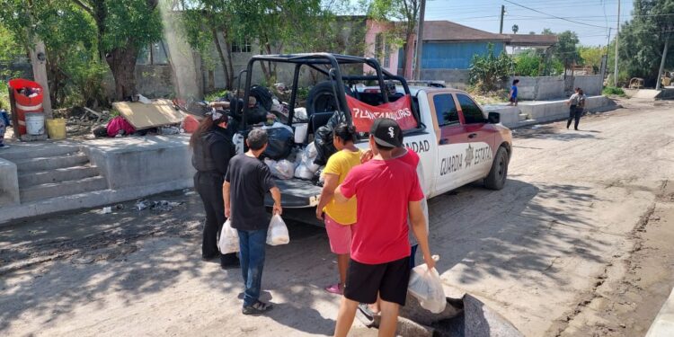 Preserva Guardia Estatal seguridad y entrega donativos en sectores afectados por inundación