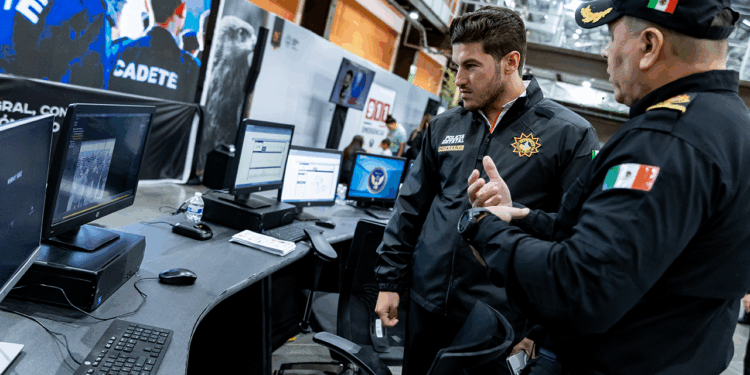 Recorre Samuel García la Expo Fuerza Civil e invita a la ciudadanía a conocer la mejor policía de México