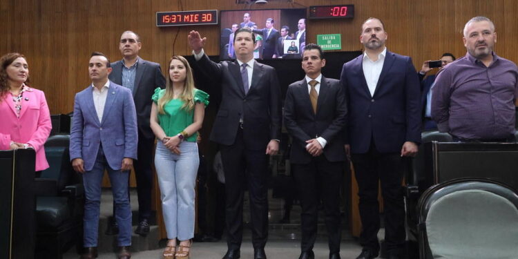 Toman protesta a Carlos Mendoza como consejero de la judicatura