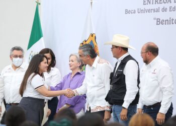 Atestigua Américo entrega de becas y destaca apoyo de la presidenta Claudia