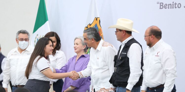 Atestigua Américo entrega de becas y destaca apoyo de la presidenta Claudia