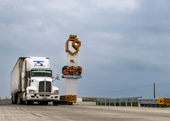Entrega Gobernador distribuidores viales en la Carretera Gloria-Colombia