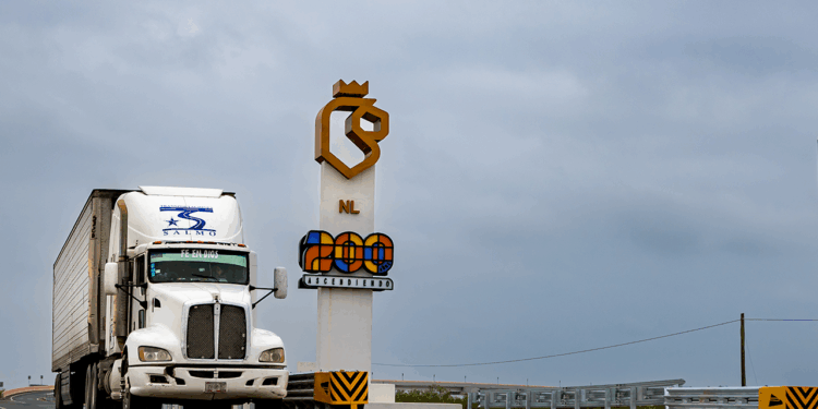Entrega Gobernador distribuidores viales en la Carretera Gloria-Colombia