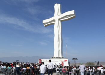 Entrega el gobernador a Tula la cruz más grande de México