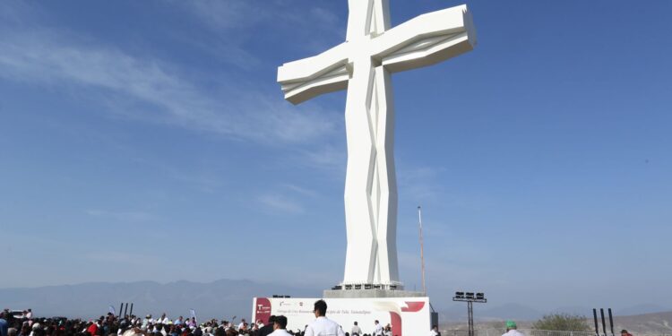 Entrega el gobernador a Tula la cruz más grande de México
