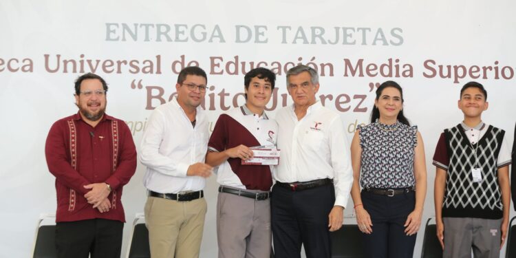 Entrega gobernador a estudiantes de la zona sur becas federales “Benito Juárez”