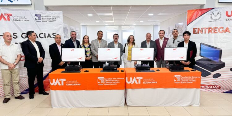 Entrega rector de la UAT equipamiento a universitarios de Nuevo Laredo