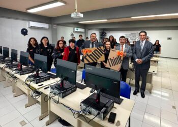Equipa rector de la UAT centros de cómputo en Reynosa y Valle Hermoso
