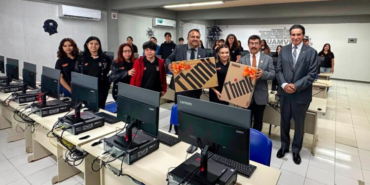 Equipa rector de la UAT centros de cómputo en Reynosa y Valle Hermoso