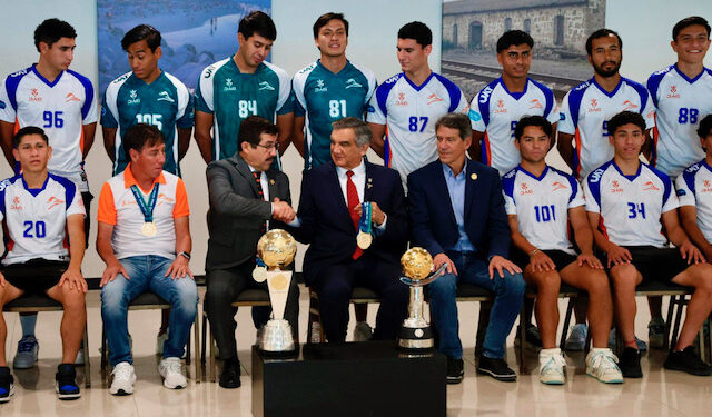 Felicita Américo Villarreal a Correcaminos Premier por poner en alto a Tamaulipas y a la UAT