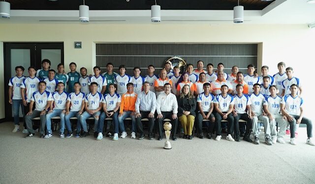 Felicita Dámaso Anaya a los Correcaminos campeones de la Liga Premier