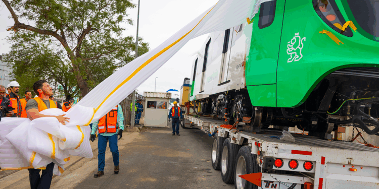 Recibe Gobernador nuevos trenes para Línea 1 del Metro