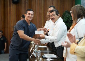 Reconoce la UAT la excelencia académica de hijos de docentes