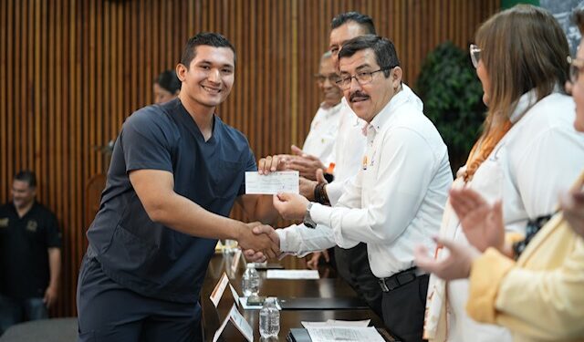 Reconoce la UAT la excelencia académica de hijos de docentes