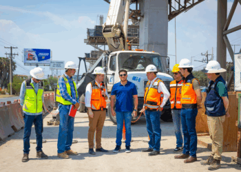 Supervisa Gobernador colocación de armado de capitel, y sembrado de columnas en L6