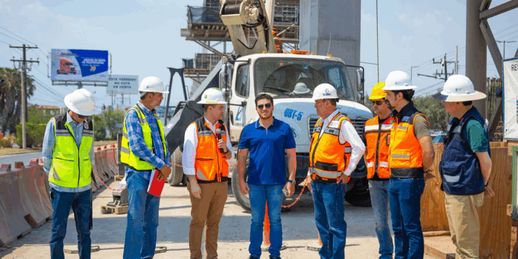 Supervisa Gobernador colocación de armado de capitel, y sembrado de columnas en L6