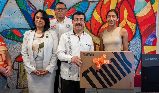 Entrega rector equipamiento en la Facultad de Ciencias de la Educación y Humanidades
