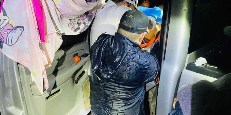 Alcalde de González, médico de profesión, atiende el nacimiento de una niña