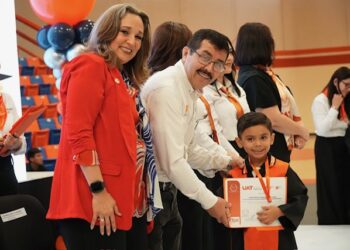 El rector Dámaso Anaya y la Lic. Isolda Rendón presiden graduación de CENDIS de la UAT