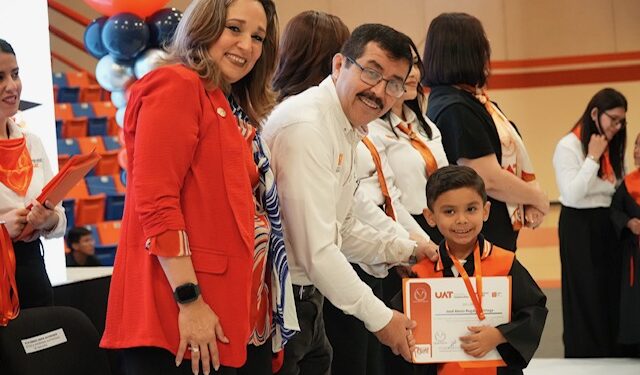 El rector Dámaso Anaya y la Lic. Isolda Rendón presiden graduación de CENDIS de la UAT