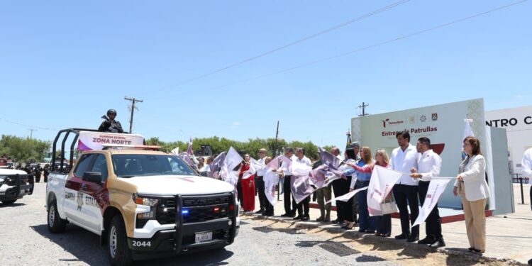 Entrega gobernador de Tamaulipas nuevos vehículos para seguridad pública