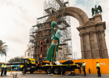 Regresa La Alegoría a su sitio en el Arco de la Independencia