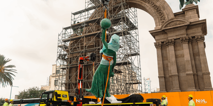 Regresa La Alegoría a su sitio en el Arco de la Independencia