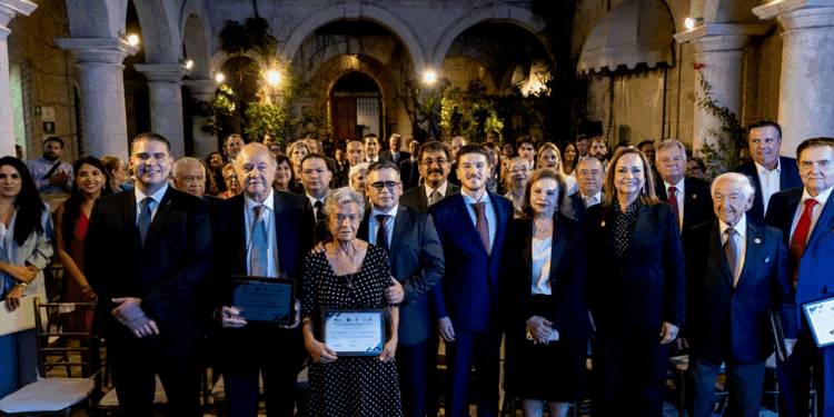 Resalta Gobernador labor de la UANL en preparación de nuevos abogados