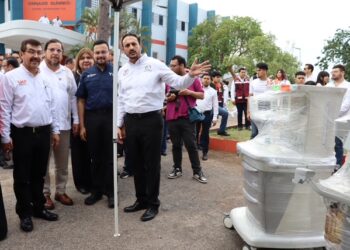 Cuenta la UAT con moderno quirófano móvil veterinario