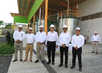 Recorre gobernador Américo Villarreal planta que transforma plásticos en combustibles en Altamira*
