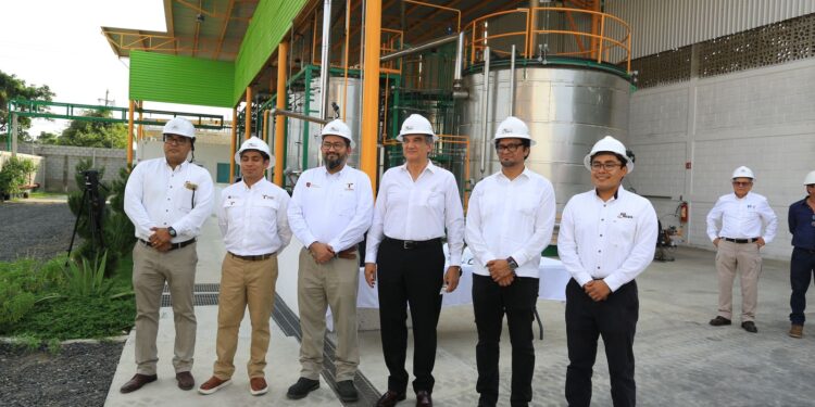 Recorre gobernador Américo Villarreal planta que transforma plásticos en combustibles en Altamira*