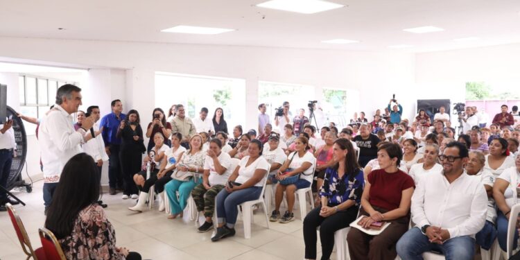 Atiende Américo demandas de las mujeres despicadoras en Tampico