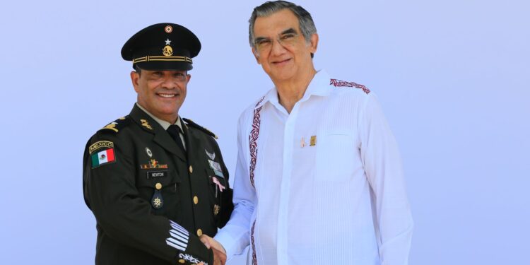 Asiste gobernador Américo Villarreal a toma de protesta del comandante interino de la 48 Zona Militar