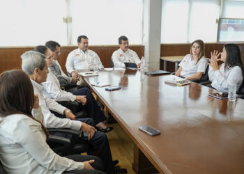 Comparte el rector logros y proyectos con estudiantes de la Facultad de Derecho Victoria