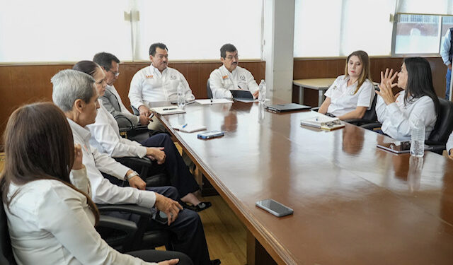 Comparte el rector logros y proyectos con estudiantes de la Facultad de Derecho Victoria