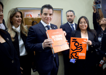 Entrega Miguel Ángel Flores el Cuarto Informe de Gobierno al Congreso del Estado deNL