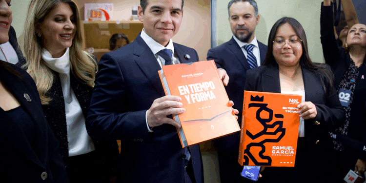 Entrega Miguel Ángel Flores el Cuarto Informe de Gobierno al Congreso del Estado deNL