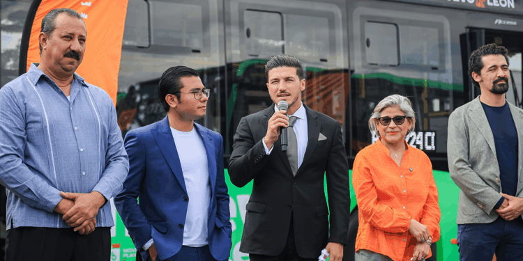 Entrega Gobernador 16 nuevas unidades para ruta 224 Cometas, Mty- Gpe – Juárez