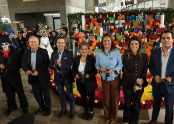 Honra Congreso a Mauricio Fernández con altar de muertos